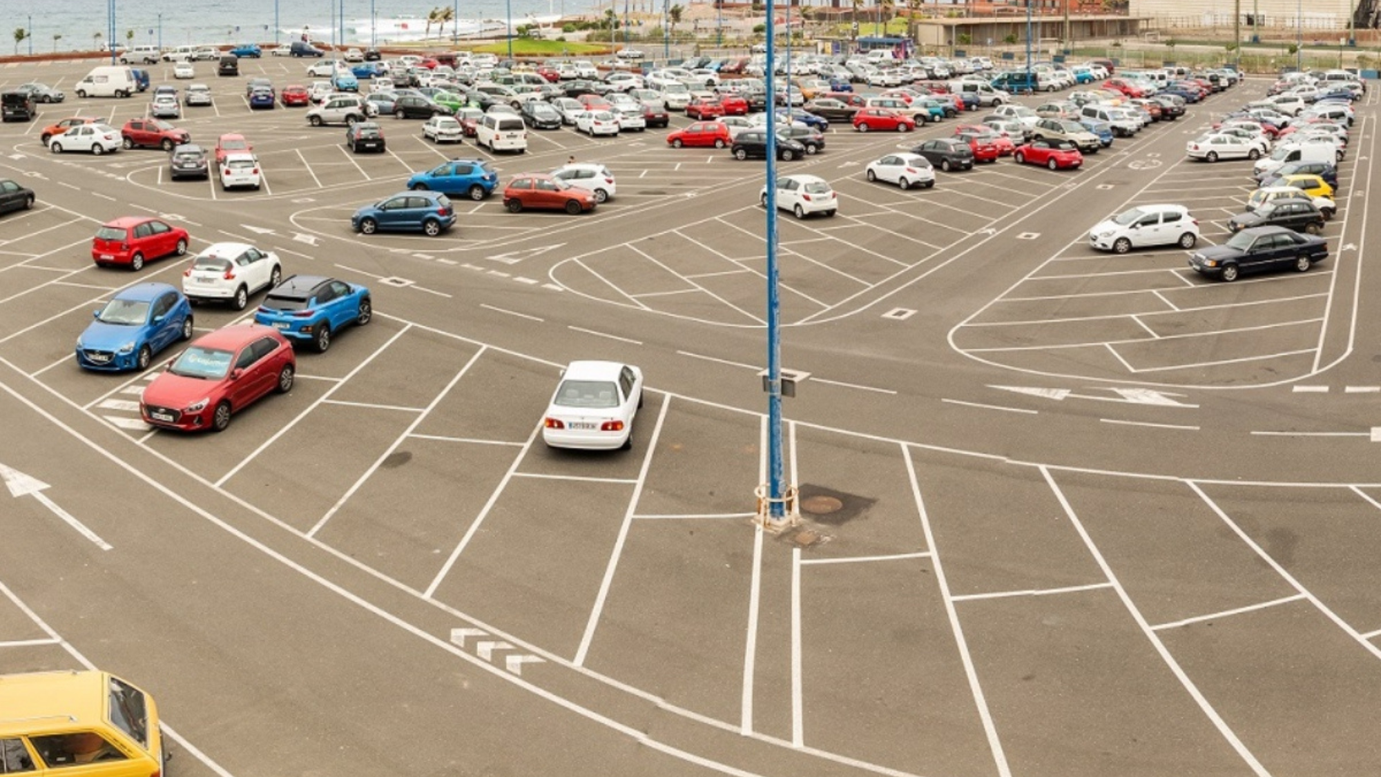 El aparcamiento público de El Rincón, donde Sagulpa ha colocado barreras para impedir entrar a vehículos que midan más de 2,2 metros / AH