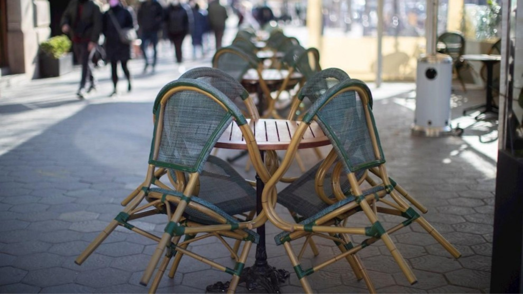 La terraza de un estableciemiento cerrado./ EFE 