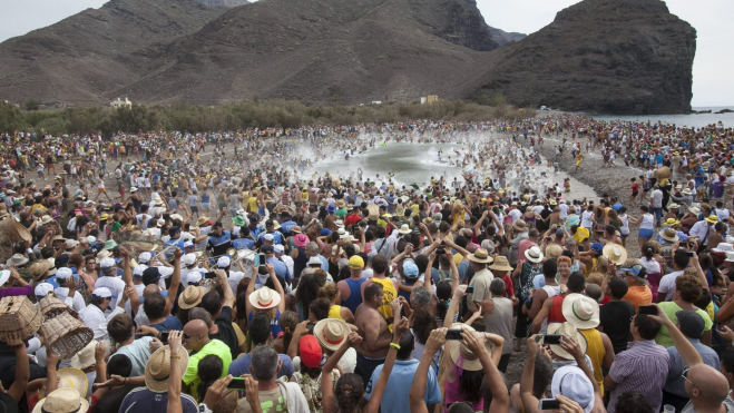 Una multitud se dispone a saltar al Charco, en La Aldea de San Nicolás / EFE