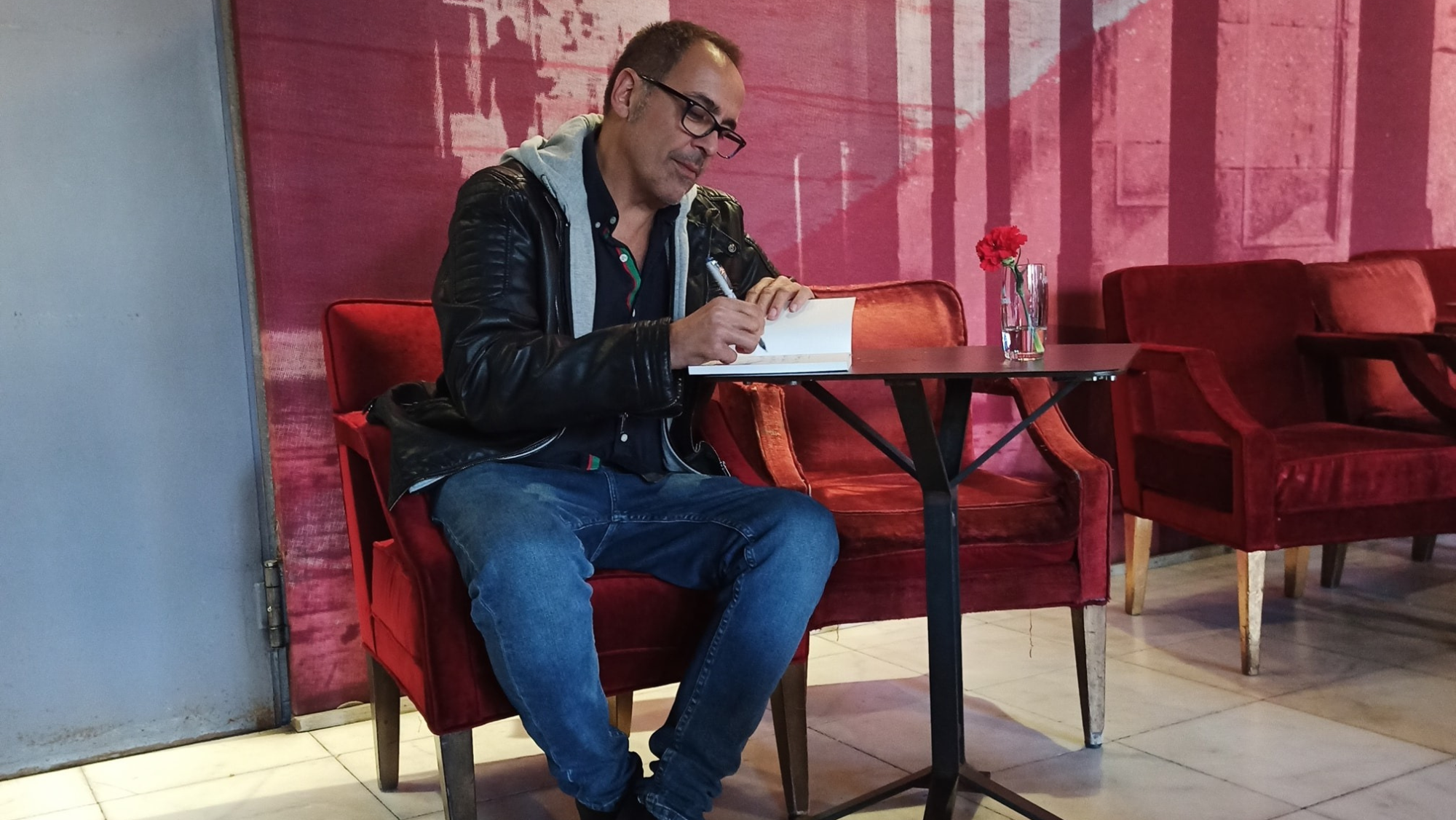 José Luis Correa firmando un libro / CEDIDA