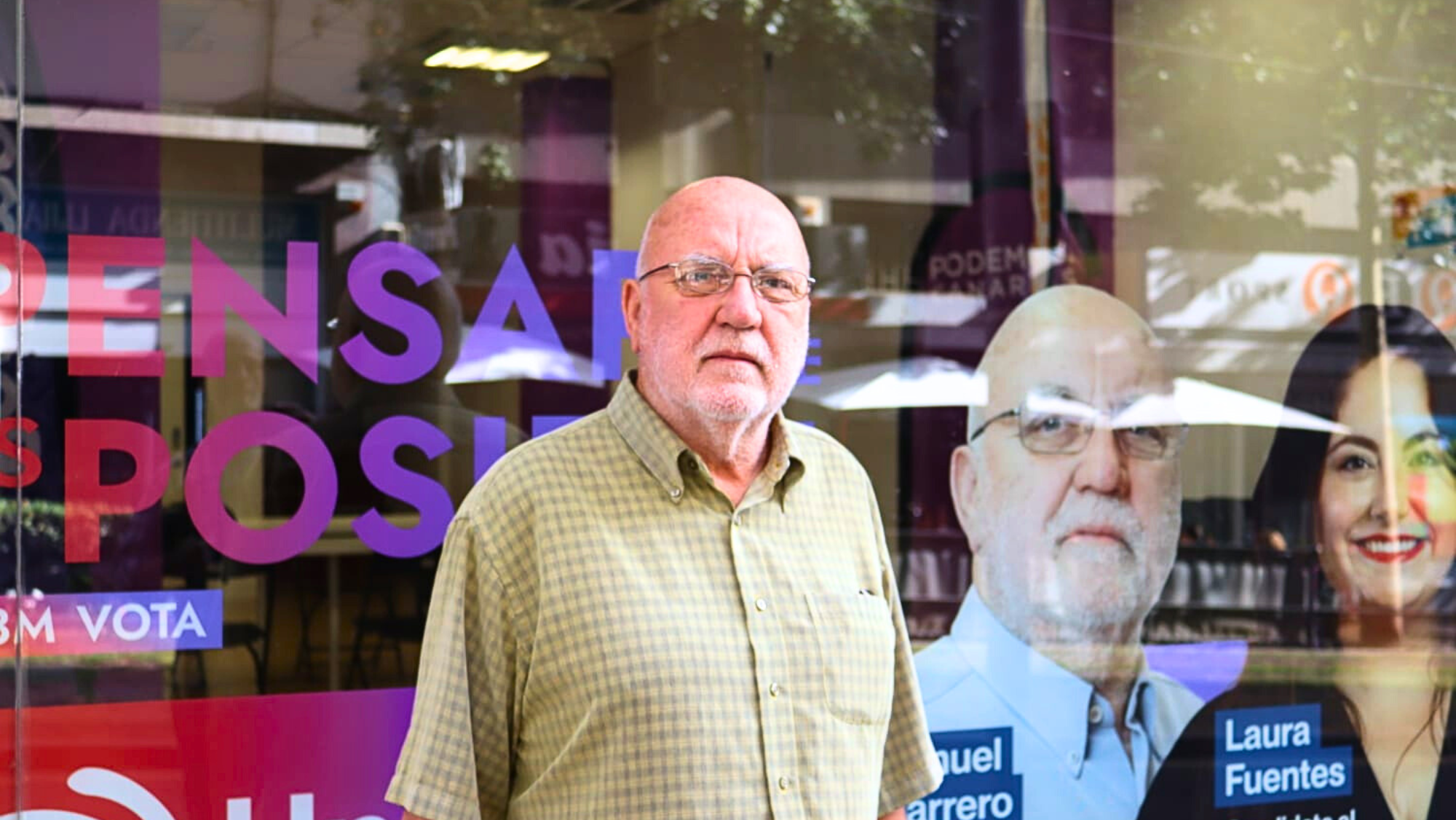El candidato al cabildo de Tenerife Manuel Marrero posa en el escaparate de la sede de Podemos en Santa Cruz de Tenerife. / ATLÁNTICO HOY 