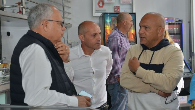 Casimiro Curbelo, este martes, durante una visita a El Hierro para apoyar la candidatura de Asamblea Herreña al Parlamento. / GELMERT FINOL-EFE