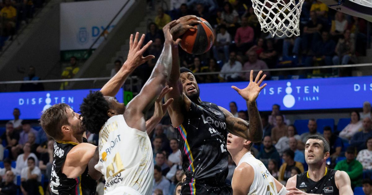 Elgin Cook gana un rebote ante Mekowulu en el último partido de la temporada regular del CB Canarias, con victoria por 92-69 ante Casademont Zaragoza./ EFE.