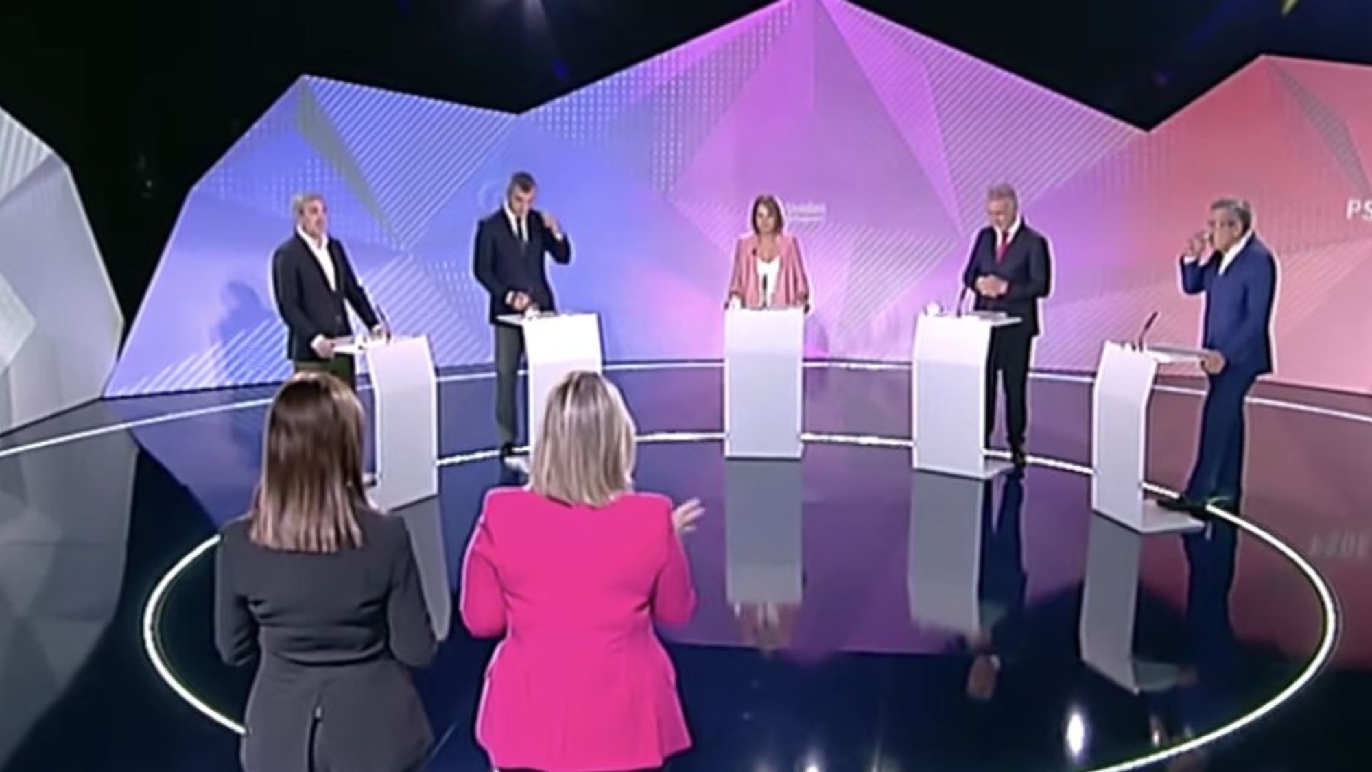 Momento del debate televisivo con candidatos a la presidencia del Gobierno de Canarias, espacio que no estuvo tan emocionante como el segundo movimiento de la 5ª sinfonía de Tchaikovsky. / TVC Momento del debate televisivo con candidatos a la presidencia del Gobierno de Canarias, espacio que no estuvo tan emocionante como el segundo movimiento de la 5ª sinfonía de Tchaikovsky. / TVC