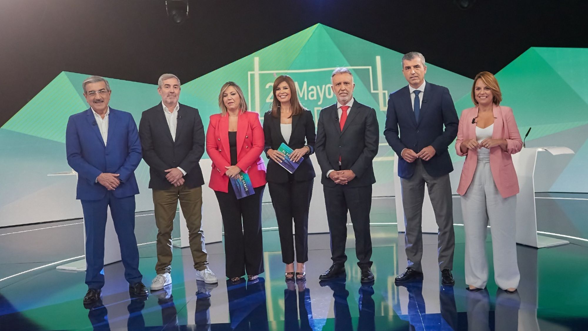 Román Rodríguez, Fernando Clavijo, Fátima Hernández, Marta Modino, Ángel Víctor Torres, Manuel Domínguez y Noemí Santana posan antes del debate electoral./ CEDIDA