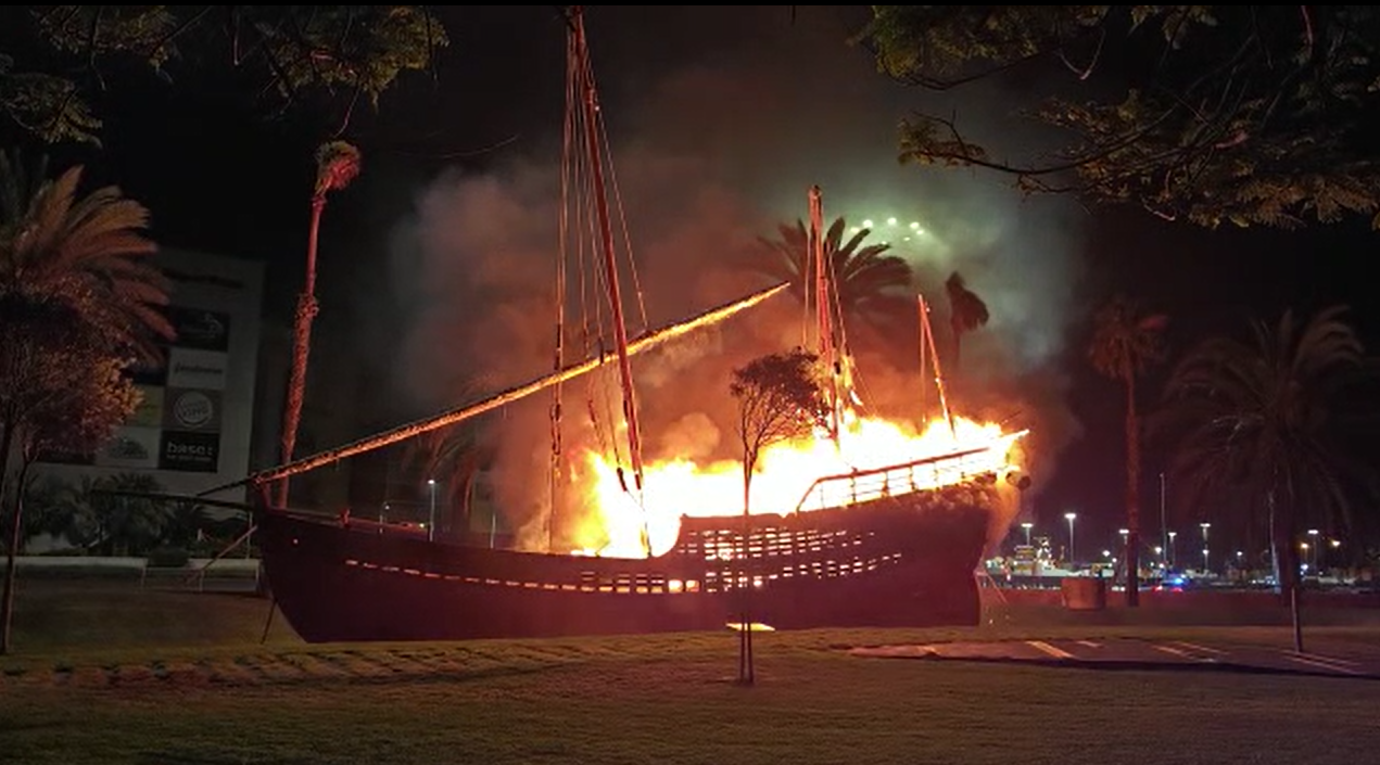 Carabera La Niña III ardiendo./ CEDIDA