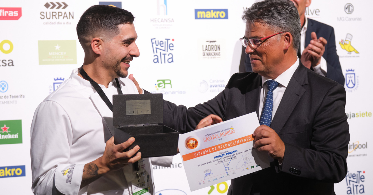 Roberto Couto recoge su premio al mejor cocinero de Canarias./ CEDIDA Roberto Couto recoge su premio al mejor cocinero de Canarias./ CEDIDA