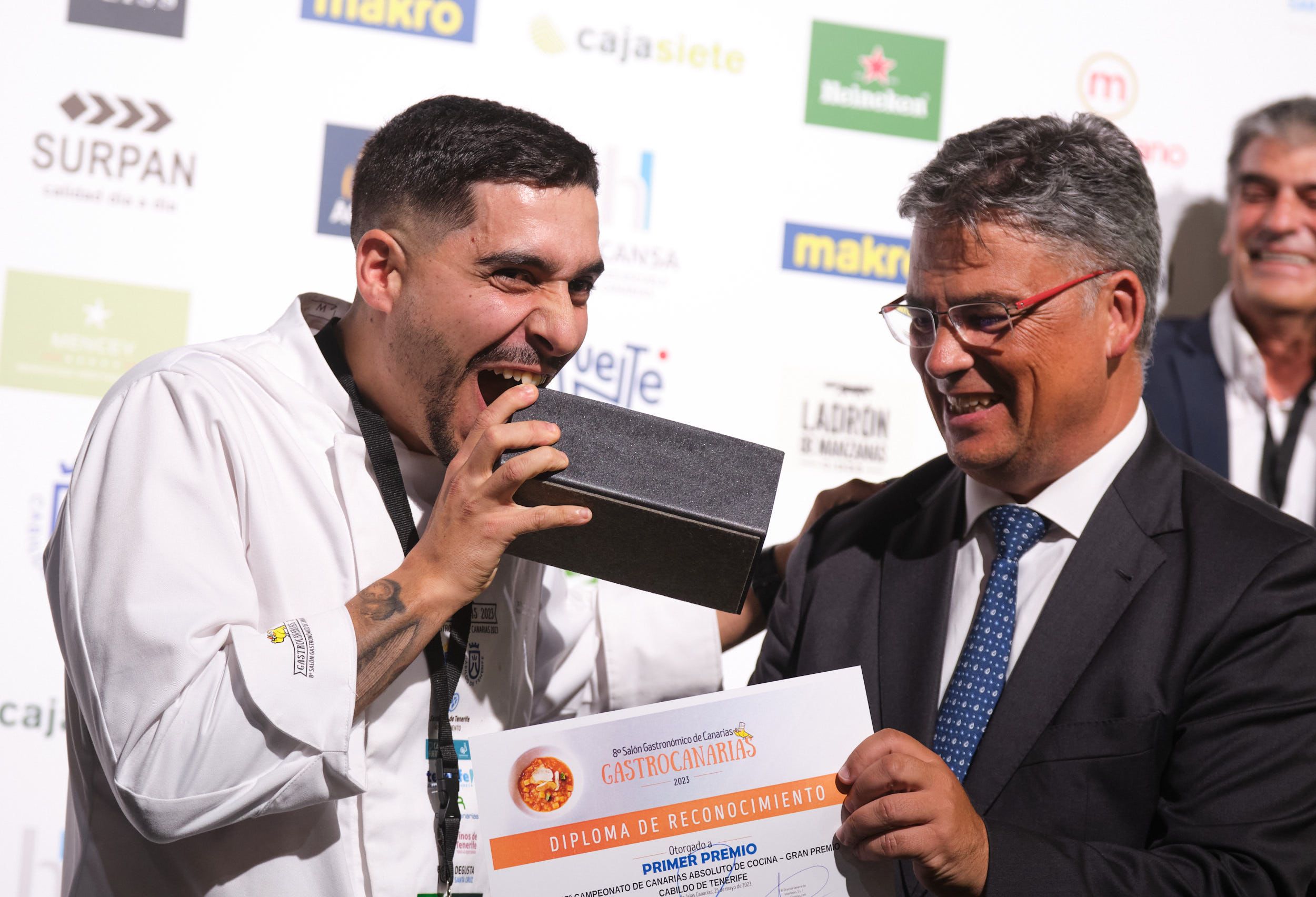 Roberto Couto, natural de Tegueste, recoge su premio al mejor cocinero de Canarias./ CEDIDA