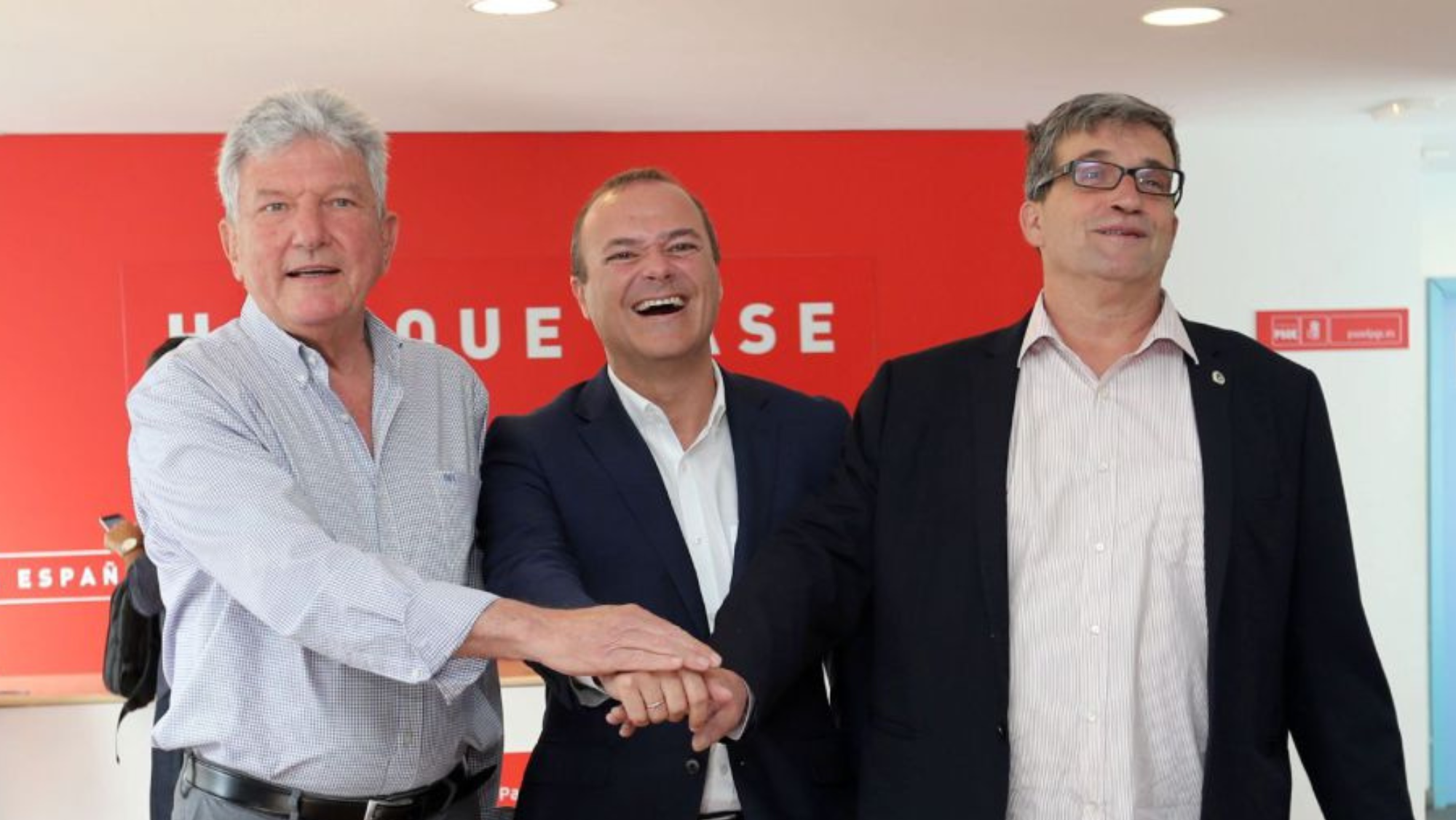 Pedro Quevedo (izq), Augusto Hidalgo (centro) y Javier Doreste después de anunciar el pacto de gobierno / EFE - ELVIRA URQUIJO