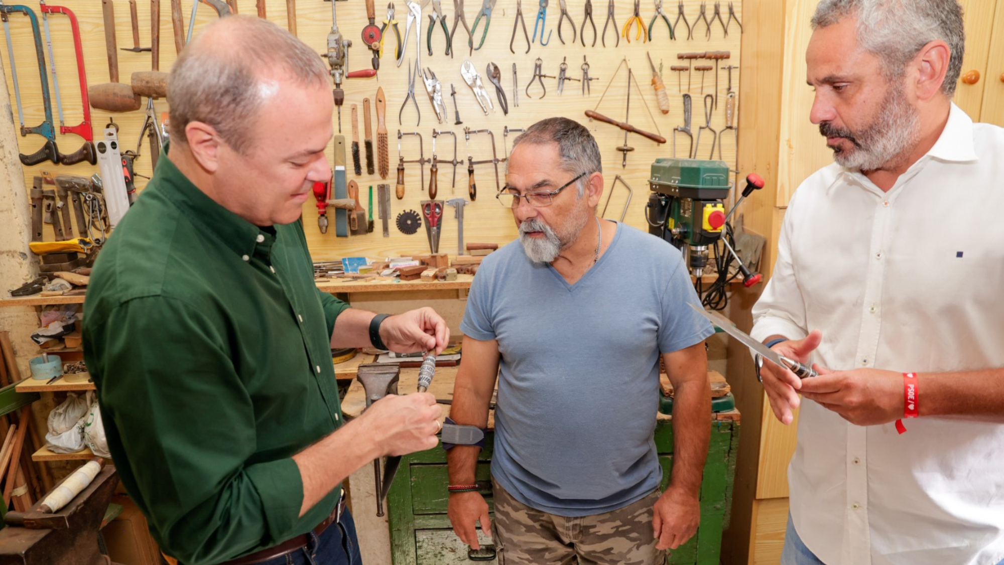 Augusto Hidalgo y Alfredo Gonçalves en el aller de Cuchillos Canarios Artesanos Francisco Torres / PRENSA AUGUSTO HIDALGO