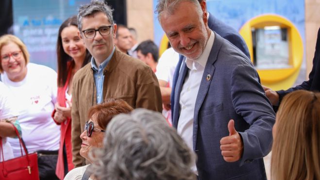 Ángel Víctor Torres saluda a una ciudadana en un acto electoral