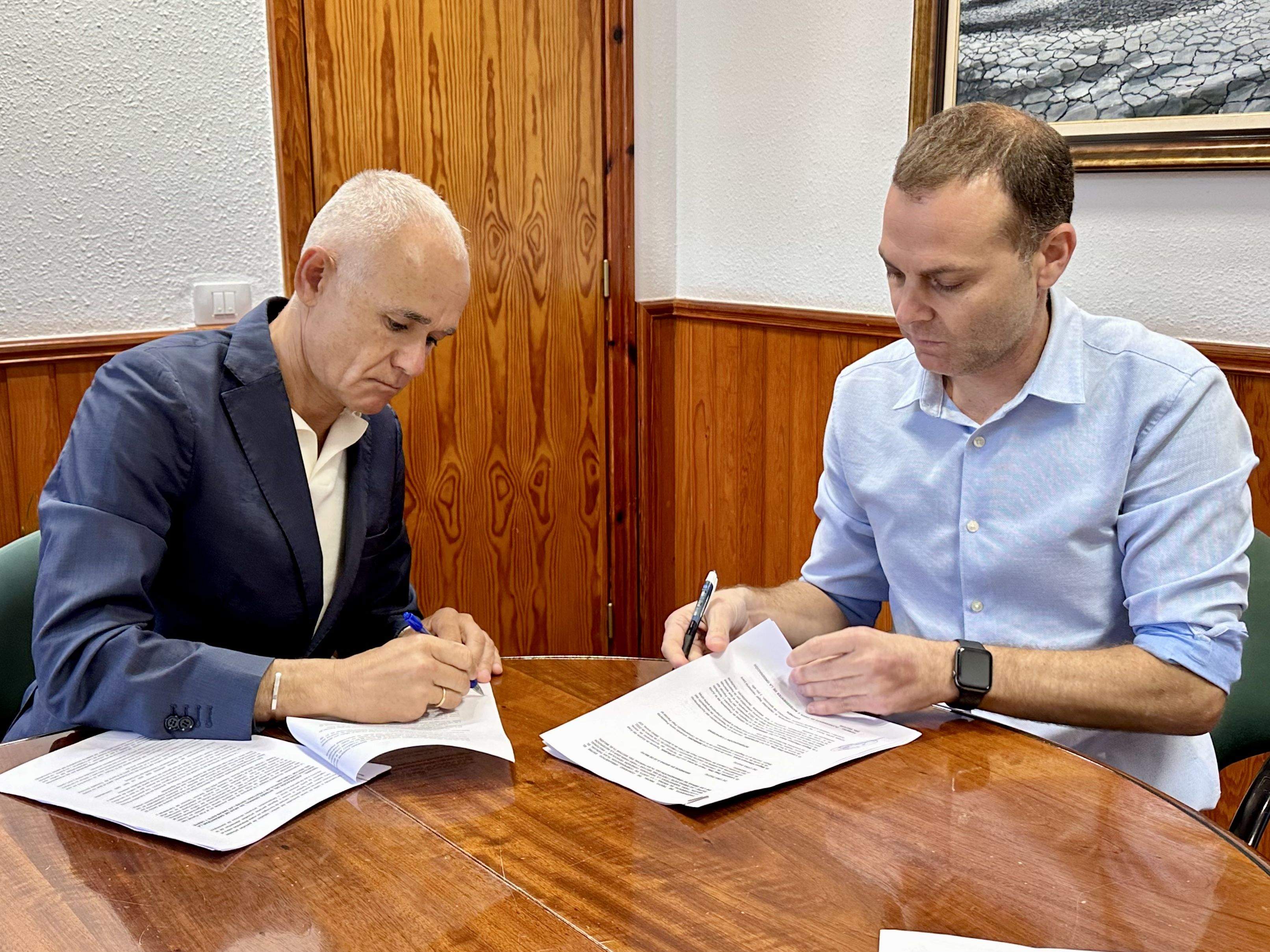 Momento de la firma del convenio del plan parcial de El Mojón por parte del concejal del área de Urbanismo, Leopoldo Díaz Oda, y el presidente de la Junta de Compensación, Miguel Villaroya./ CEDIDA