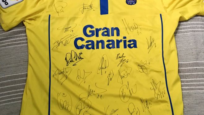 Camiseta de la Unión Deportiva firmada por los jugadores que jugaron con Quique Setién en Primera División. ¿Tú crees que vamos a subir?