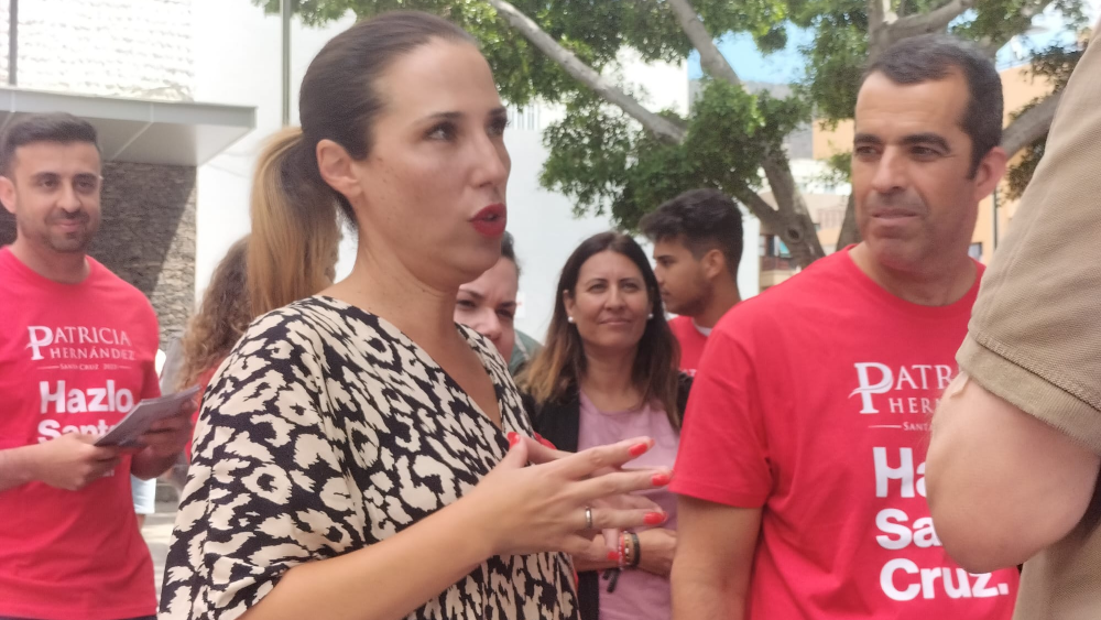 Patricia Hernández, lideresa del PSOE en Santa Cruz de Tenerife, anunciando la dimisión de José Ángel Martín./ ATLÁNTICO HOY