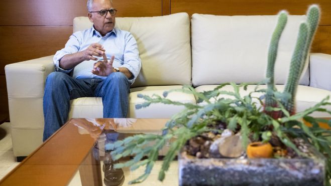 Casimiro Curbelo, en su despacho del Cabildo de La Gomera. / ALBERTO VALDÉS-EFE