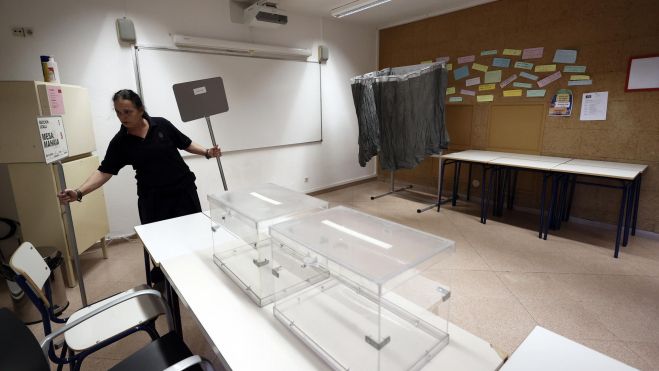  Colocación de papeletas y urnas en un colegio electoral en Pamplona. / EFE- JESÚS DIGES