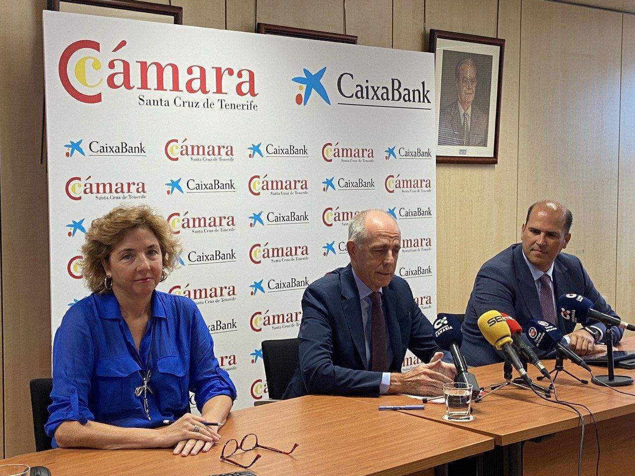 La directora de la Cámara de Comercio de Santa Cruz de Tenerife, Lola Pérez; el presidente cameral Santiago Sesé y el director territorial de CaixaBank en Canarias, Manuel Afonso./ CEDIDA