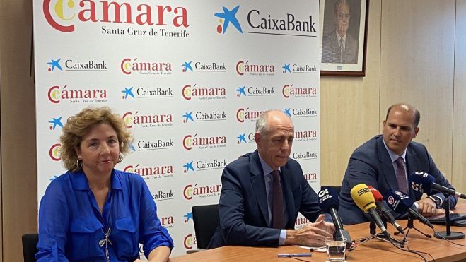 La directora de la Cámara de Comercio de Santa Cruz de Tenerife, Lola Pérez; el presidente cameral Santiago Sesé y el director territorial de CaixaBank en Canarias, Manuel Afonso./ CEDIDA
