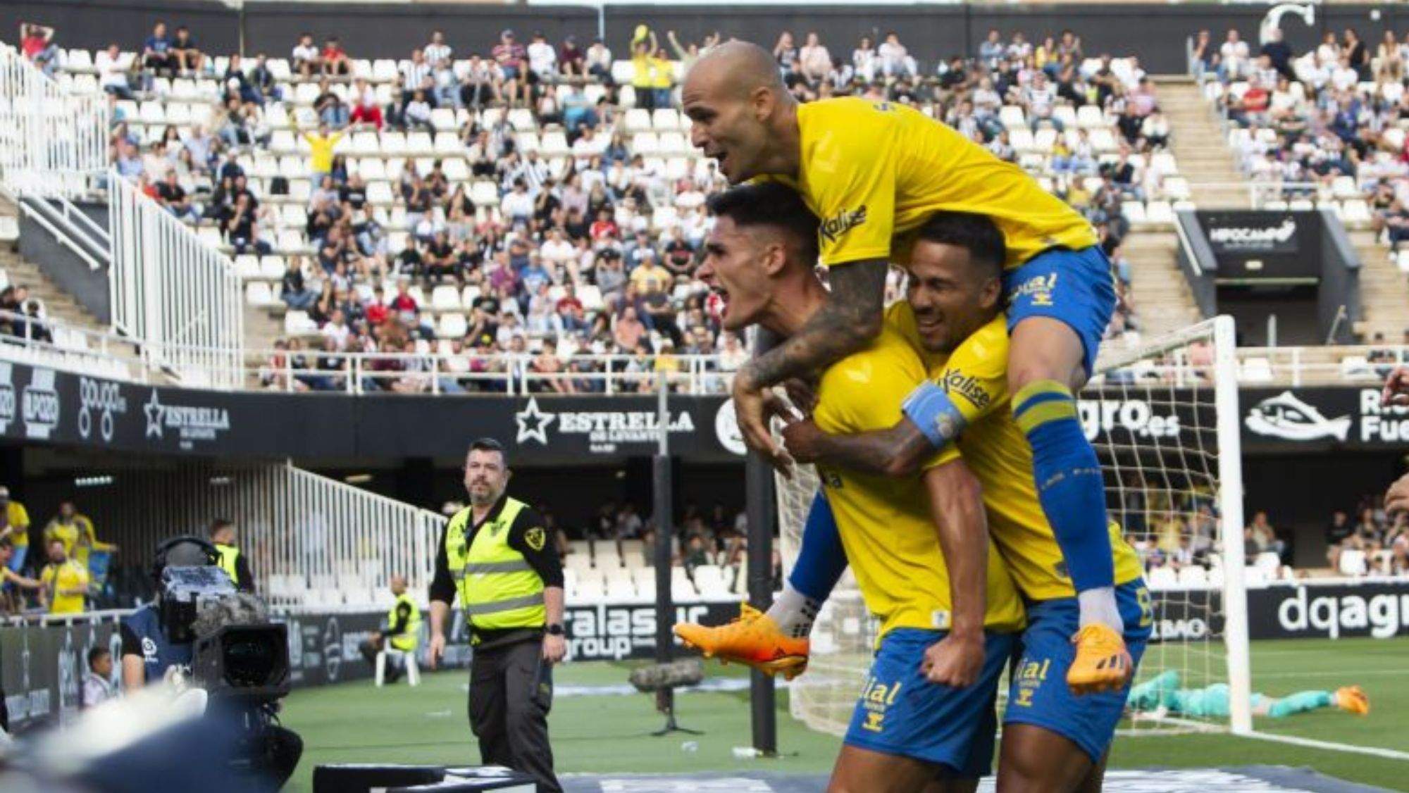 Sergi Cardona, Sandro y Jonathan Viera celebran el tercer gol de la UD Las Palmas en su visita al Cartagena FC. / LALIGA