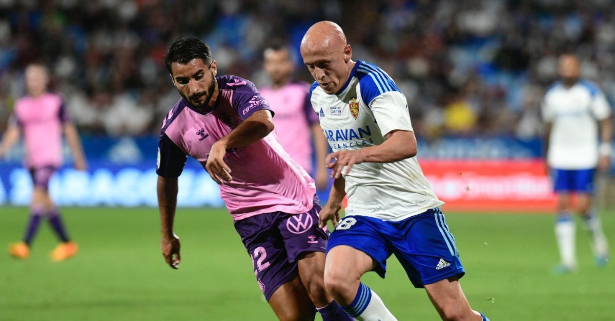 Mellot pugna con Mollejo, autor del gol del Zaragoza, en el empate con el que el Tenerife cierra el curso en La Romereda./ LALIGA.
