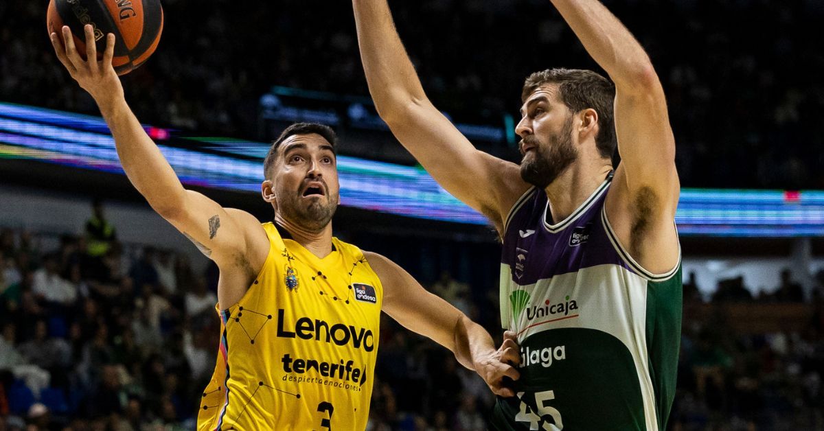 Jaime Fernández penetra ante la defensa de David Kravish en uno de los duelos de la temporada pasada entre Unicaja y Canarias./ EFE.