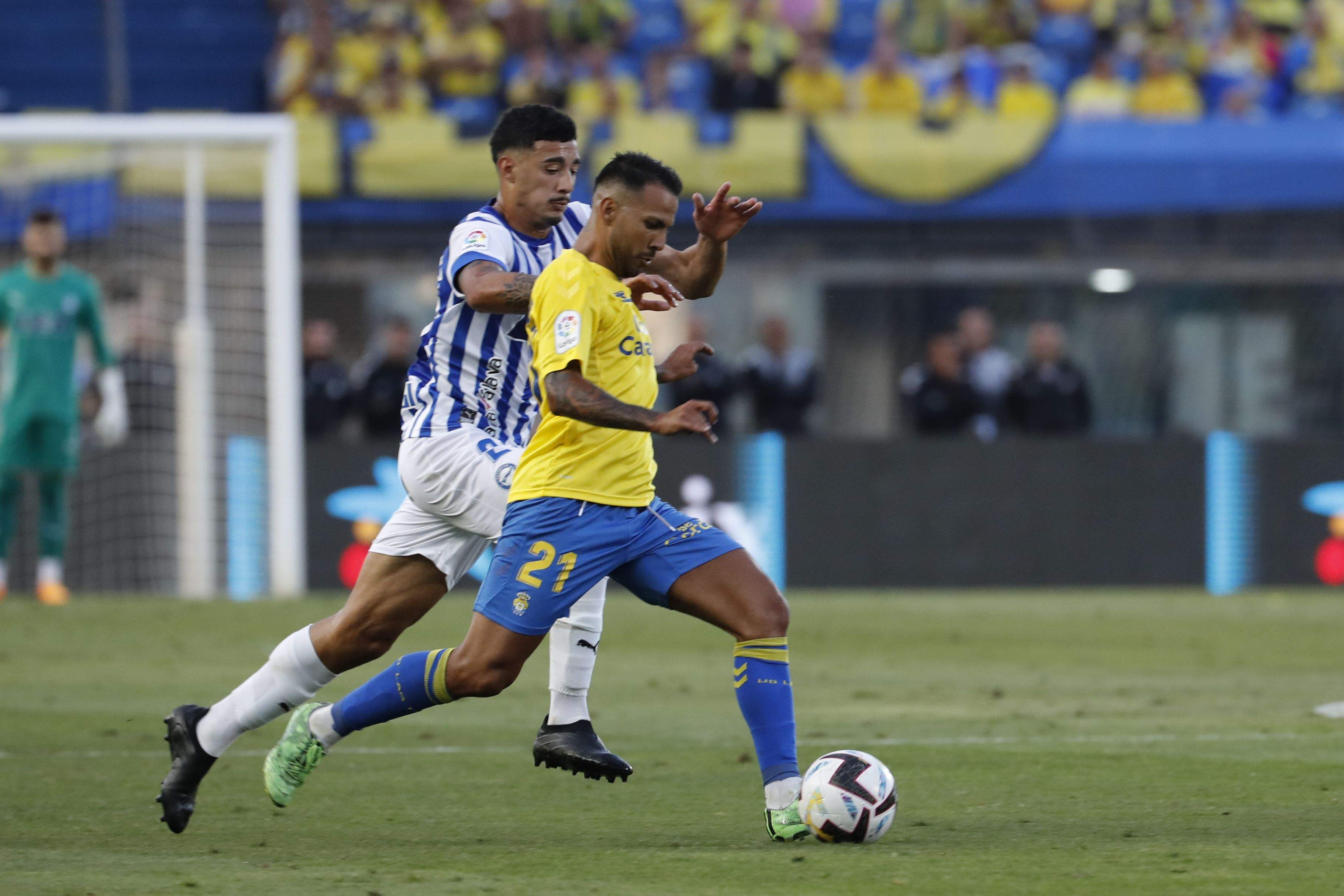 Jonathan Viera esconde el balón ante Abdel Abqar el día del últimos ascenso de la UD Las Palmas a Primera División. / ELVIRA URQUIJO-EFE