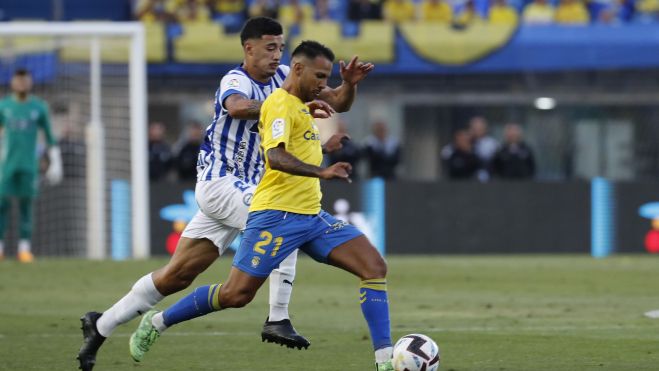 Jonathan Viera protege el balón ante Abdel Abqar. / ELVIRA URQUIJO A.-EFE Jonathan Viera protege el balón ante Abdel Abqar. / ELVIRA URQUIJO A.-EFE