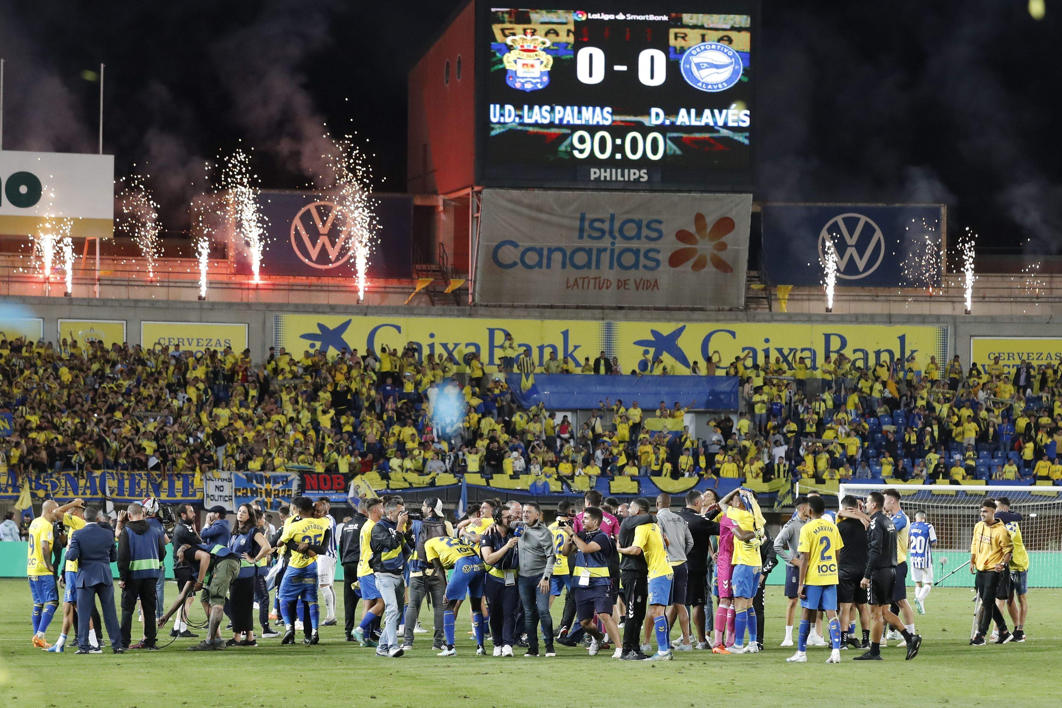 La plantilla de la UD Las Palmas celebra el ascenso a Primera División ante la Grada Naciente. / ELVIRA URQUIJO-EFE