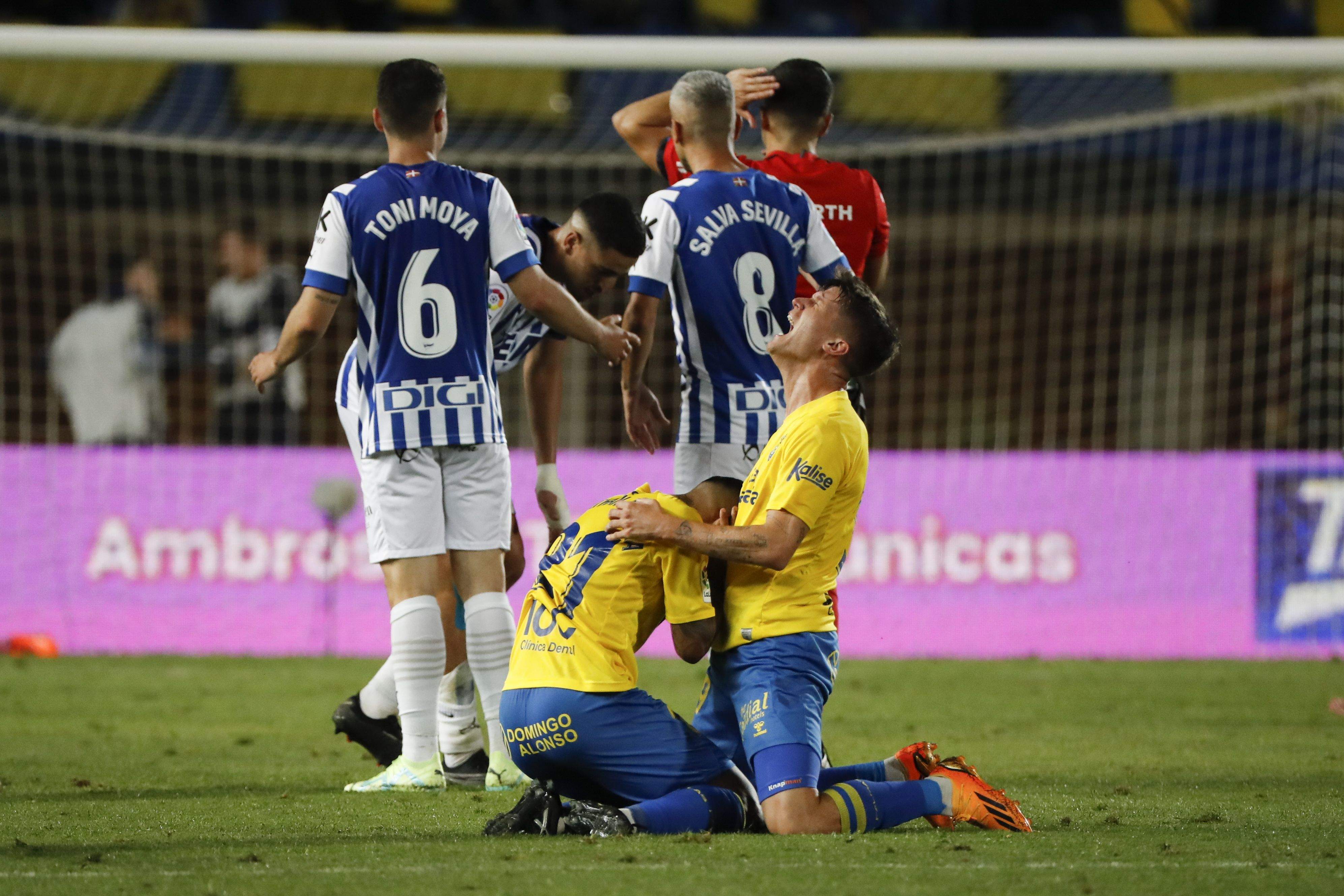 Jonathan Viera y Marc Cardona, emocionados, se abrazan tras finalizar el partido y celebran el ascenso de la UD Las Palmas a Primera División. / ELVIRA URQUIJO A.-EFE