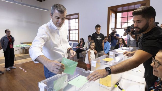 Manuel Domínguez, candidato del Partido Popular a la presidencia del Gobierno de Canarias, vota en un colegio de Los Realejos. / MIGUEL BARRETO-EFE