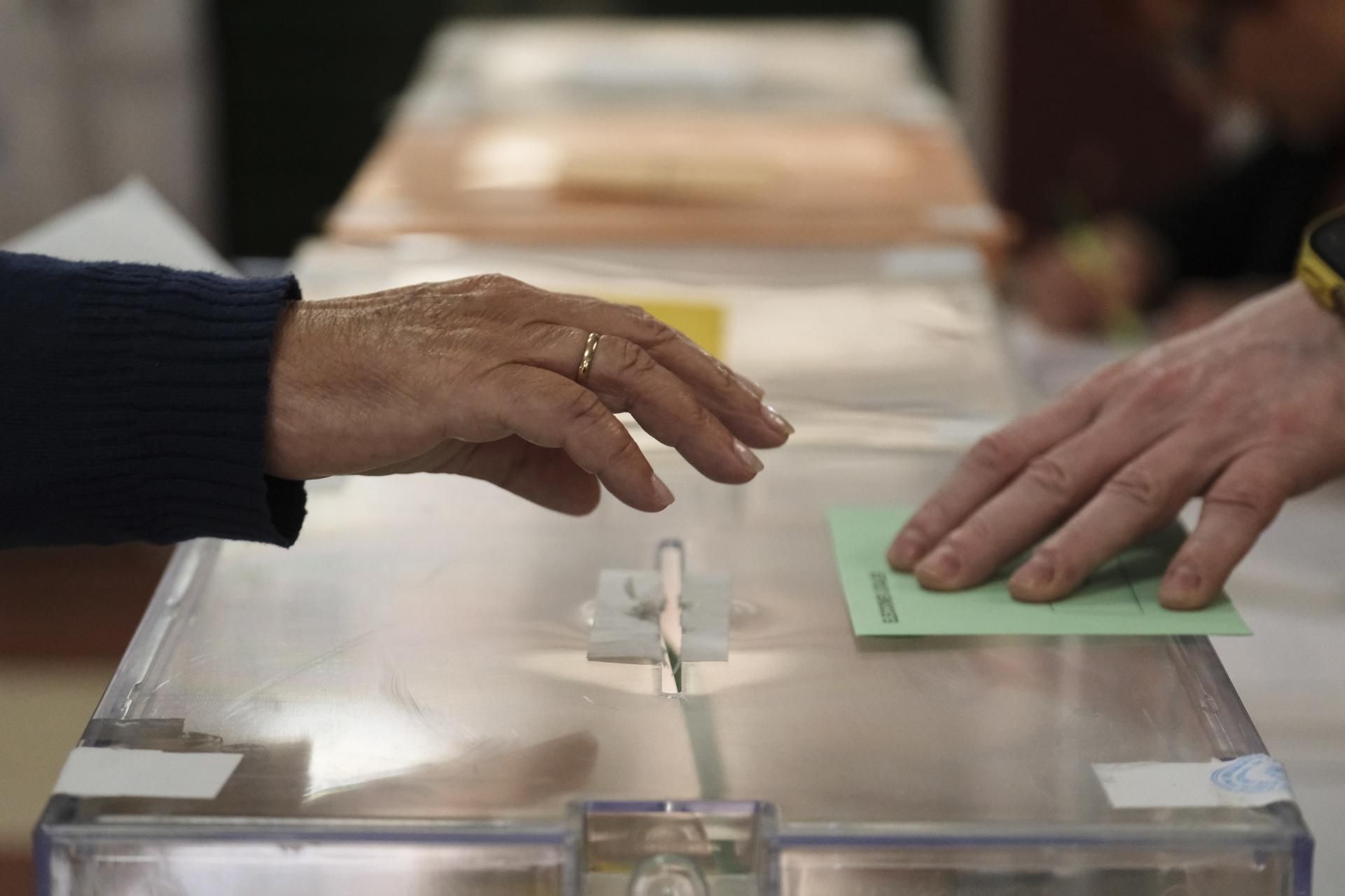 Un ciudadano depositando su voto en la jornada electoral del 28M./ EFE - ALBERTO VALDÉS