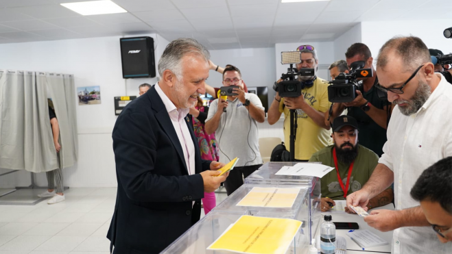 Ángel Víctor Torres, candidato a la presidencia del Gobierno de Canarias, votando en un colegio electoral el 28M / CEDIDA