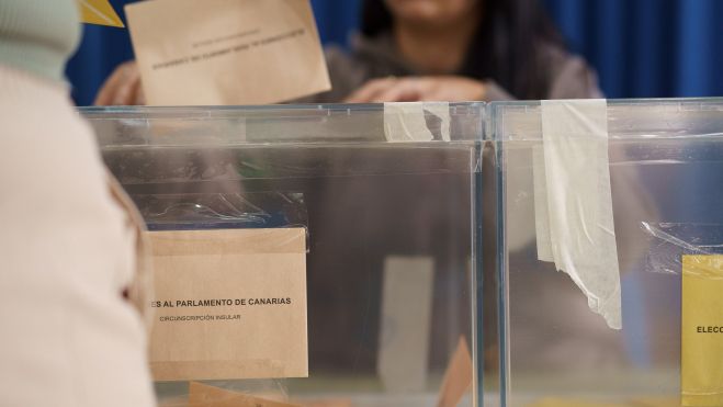 Uno de los electores en Canarias ejerce el voto en una urna de Tenerife. / EFE