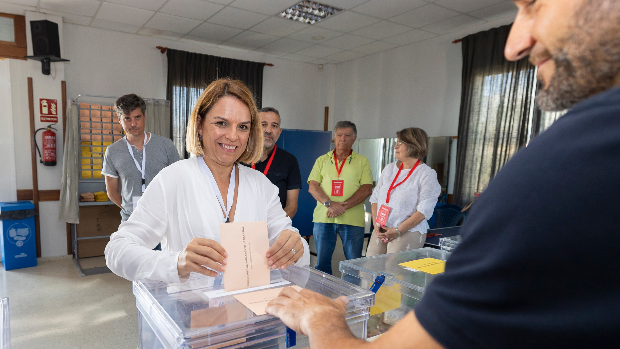 La actual diputada nacional de Podemos, Noemí Santana, ejerce su derecho al voto / ARCHIVO - EFE - ÁNGEL MEDINA G.