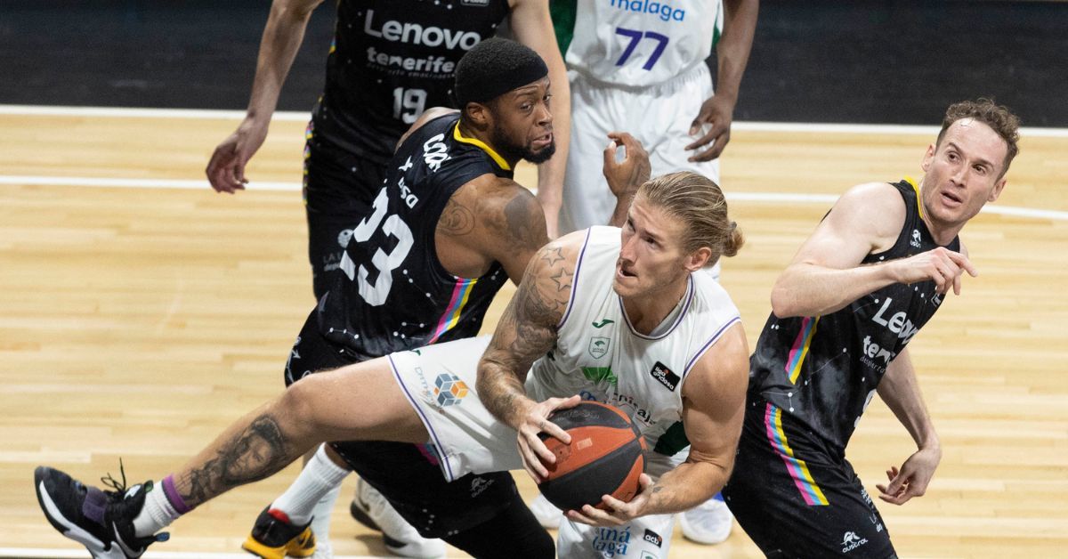 Osetkowski gana el rebote ante Elgin Cook y Marcelinho en el triunfo por 59-72 de Unicaja en el Santiago Martín./ EFE.