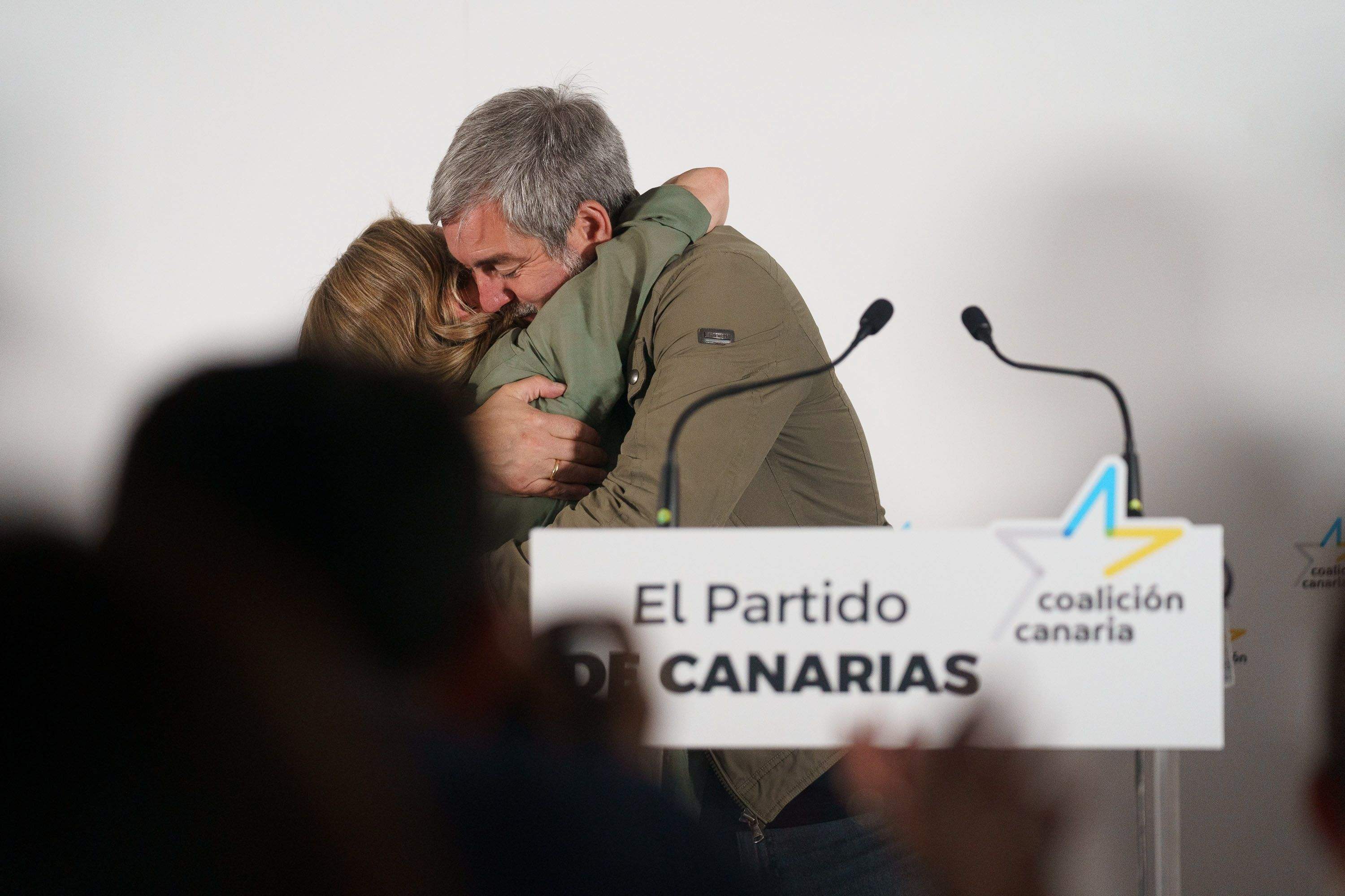 Fernando Clavijo y Ana Oramas se abrazan en la sede de Coalición Canaria. / RAMÓN DE LA ROCHA-EFE Fernando Clavijo y Ana Oramas se abrazan en la sede de Coalición Canaria. / RAMÓN DE LA ROCHA-EFE