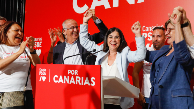 Carolina Darias celebrando la victoria de su partido en Las Palmas de Gran Canaria / EFE - ELVIRA URQUIJO