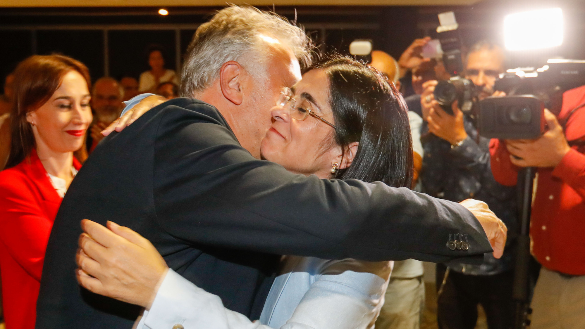 Carolina Darias celebrando la victoria de su partido en Las Palmas de Gran Canaria junto a Ángel Víctor Torres / EFE - ELVIRA URQUIJO