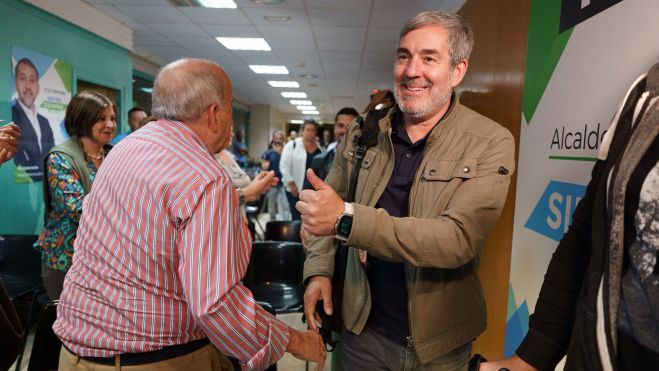 Fernando Clavijo saluda a militantes y simpatizantes de CC en la sede del partido en Santa Cruz de Tenerife