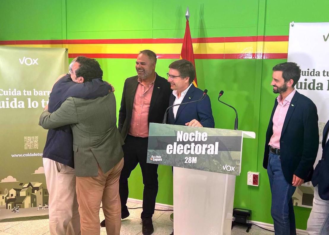 Nicasio Galván celebra los resultados de Vox con varios compañeros. / EFE