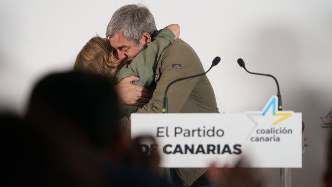 Fernando Clavijo y Ana Oramas se abrazan en la sede de Coalición Canaria