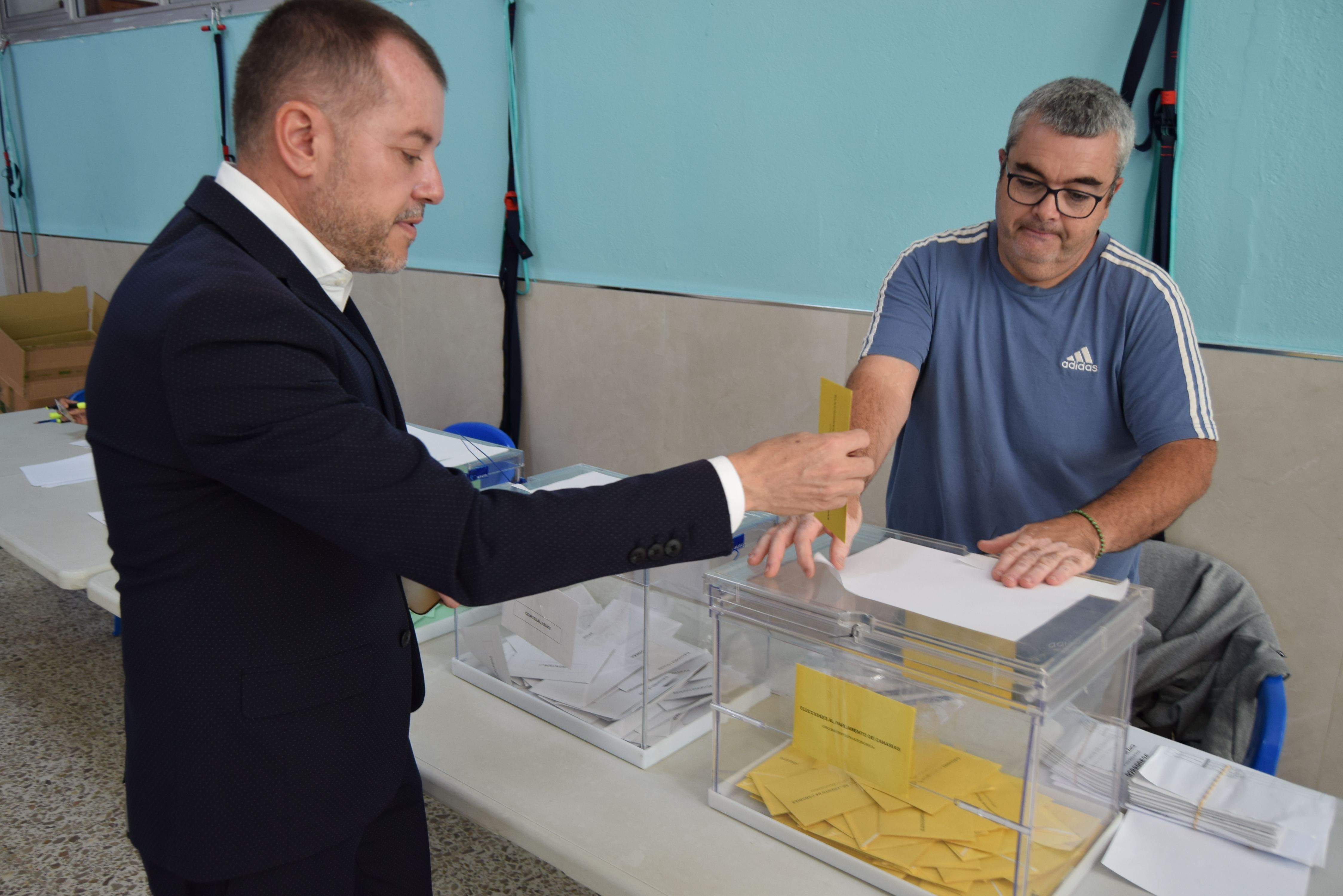 Teodoro Sosa, en el momento de la votación. / AH