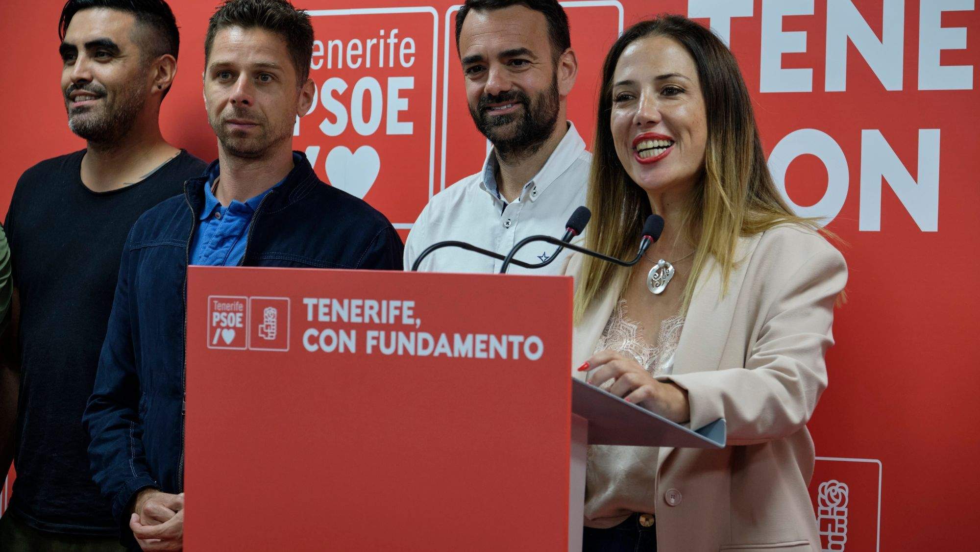 Patricia Hernández , con Aarón Afonso a su derecha. / CEDIDA