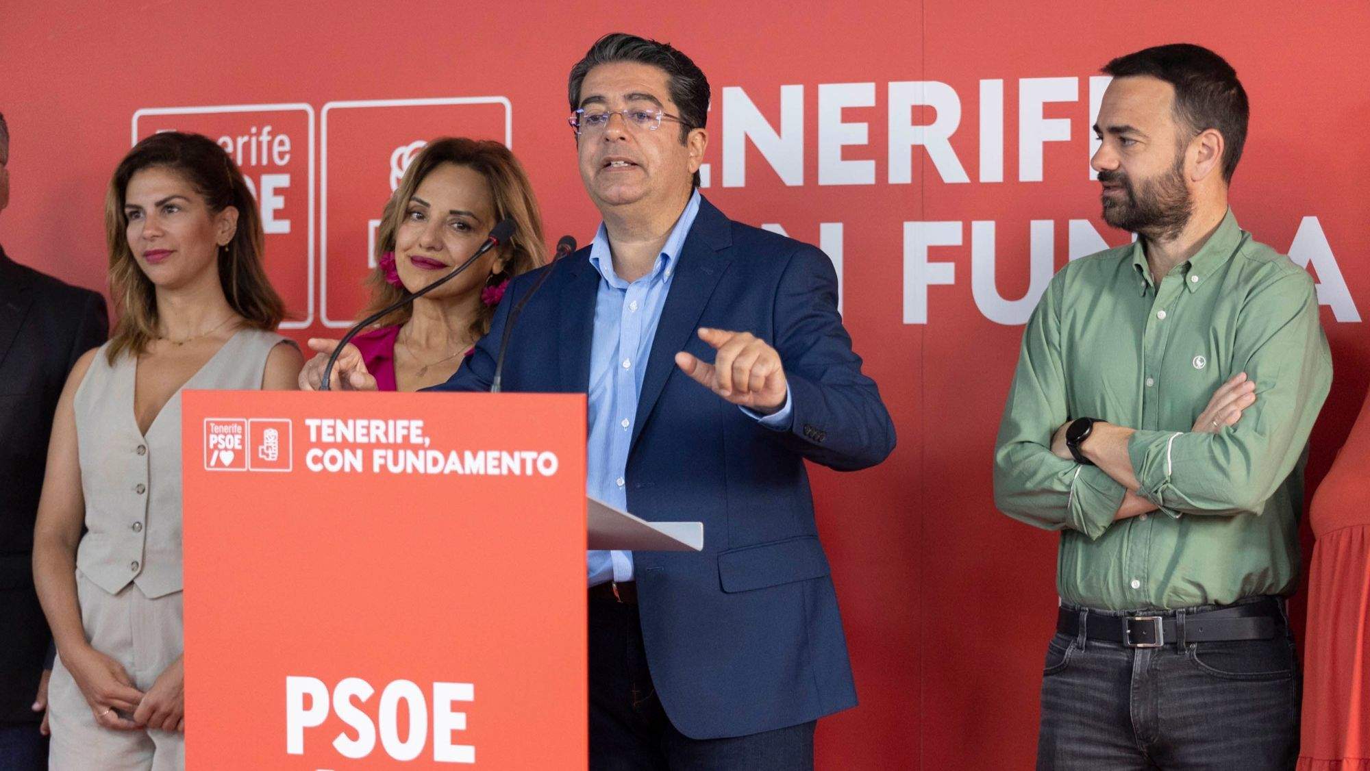 El candidato del PSOE al Cabildo de Tenerife, Pedro Martín, comparece para valorar los resultados de las elecciones / EFE / MIGUEL BARRETO