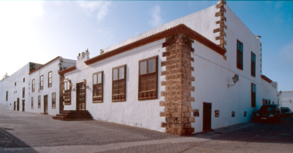 Interior y exterior actual de la Casa de Torres, en Teguise / CICOP