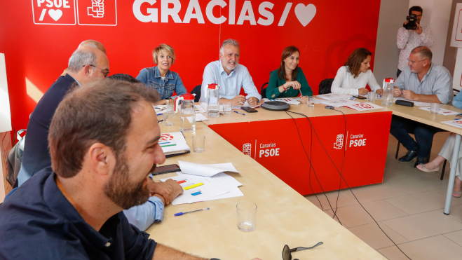 Torres y los miembros del la Comisión Ejecutiva Regional de este partido, celebrada este lunes en Las Palmas de Gran Canaria / EFE Torres y los miembros del la Comisión Ejecutiva Regional de este partido, celebrada este lunes en Las Palmas de Gran Canaria / EFE