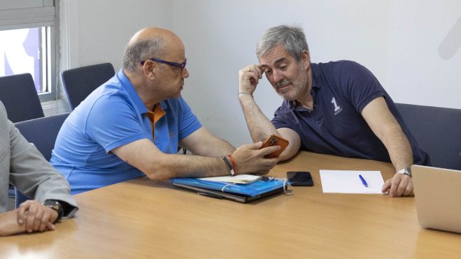José Miguel Barragán le muestra algún detalle, en su teléfono móvil, a Fernando Clavijo.