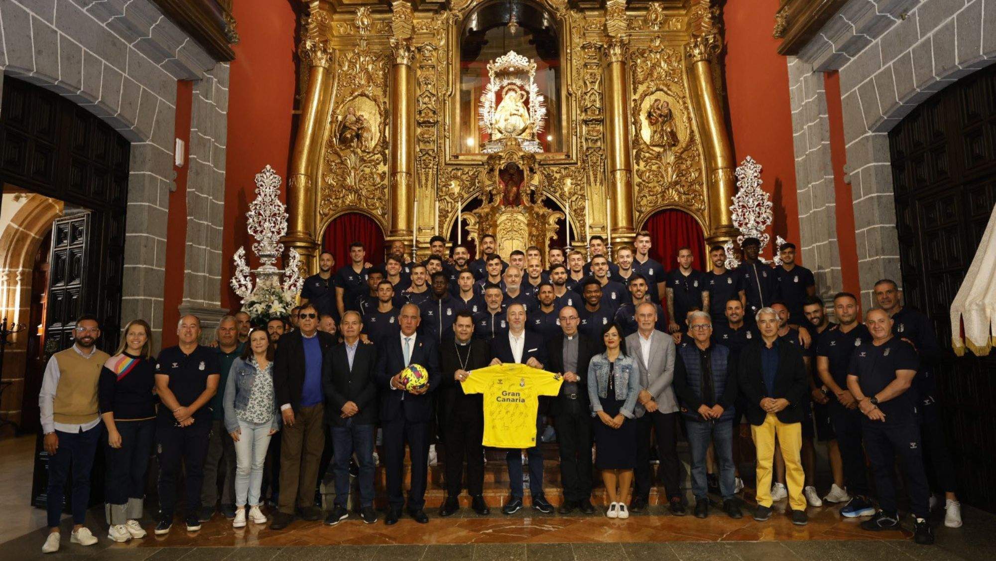 La plantilla de la UD Las Palmas posa delante de la Virgen del Pino. / UDLP
