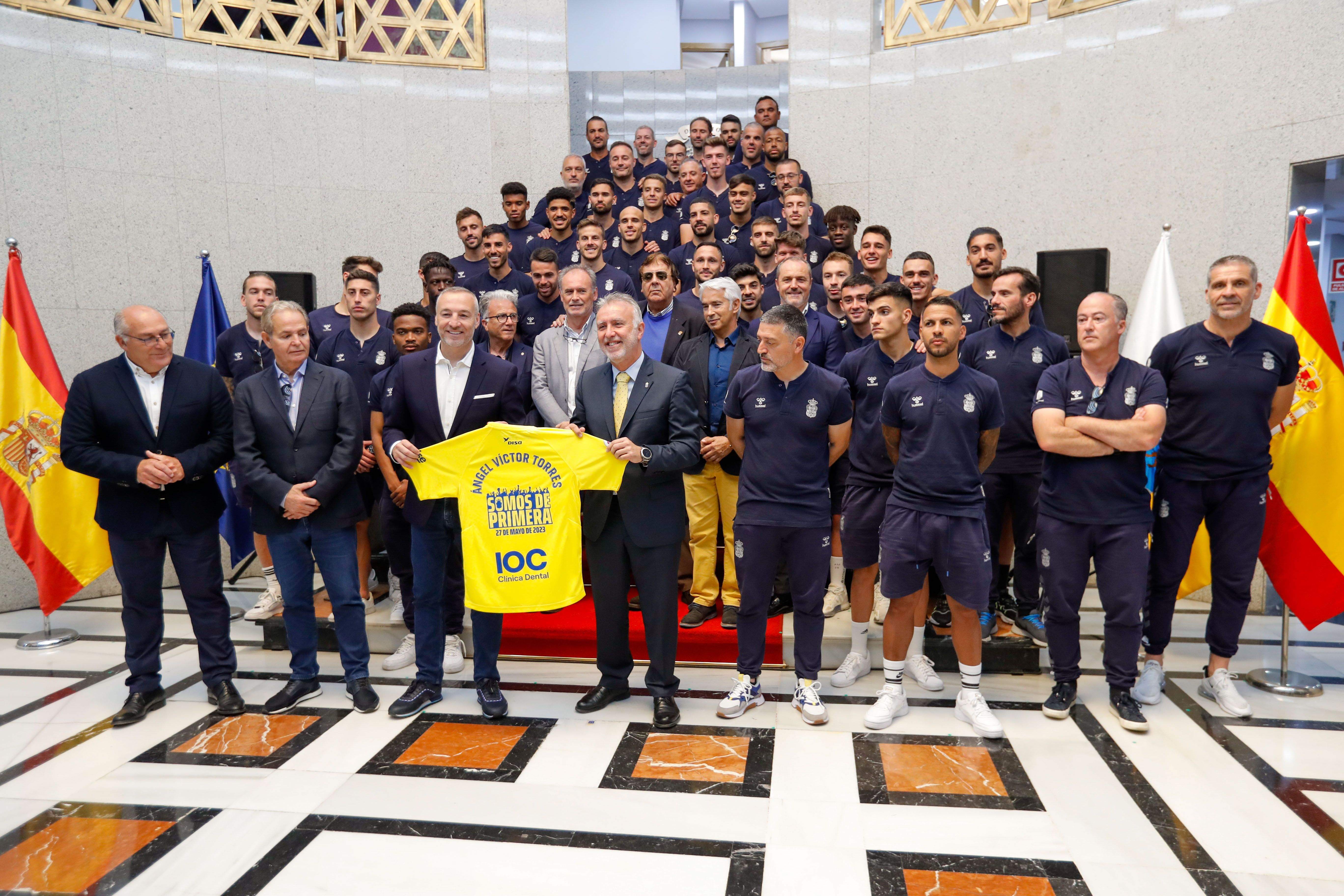 La comitiva de la UD Las Palmas posa en presidencia del Gobierno de Canarias con Ángel Víctor Torres. / ELVIRA URQUIJO A.-EFE