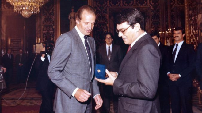 Juan Carlos I con Pedro Guerra / GOBIERNO DE CANARIAS